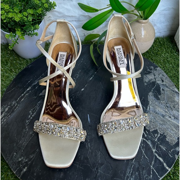 BADGLEY MISCHKA
Nala Curvy Stiletto
Heel Ivory Satin size 9 
$245 store display - Picture 8 of 16